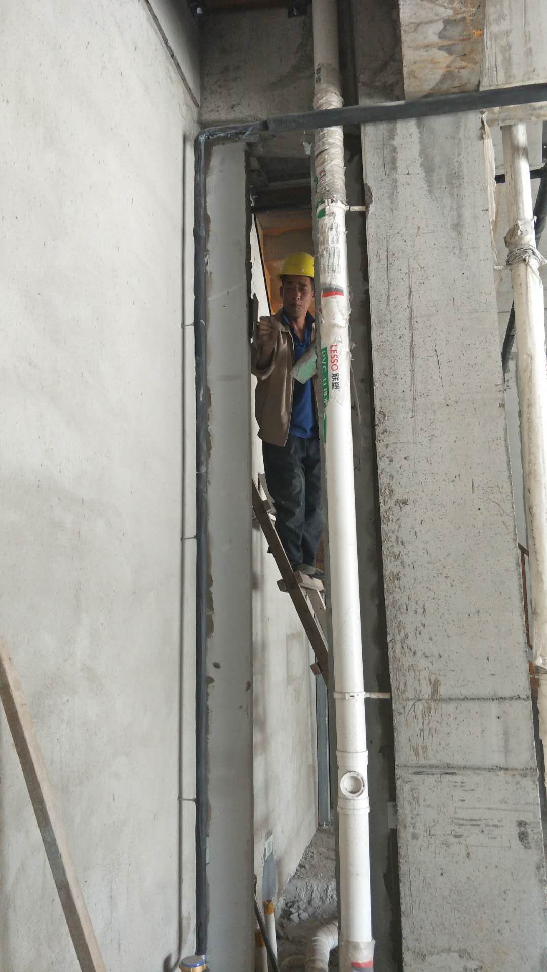 把加氣混凝土板材的兩側抹灰